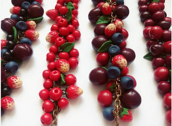 ягоды из полимерной глины в украшениях