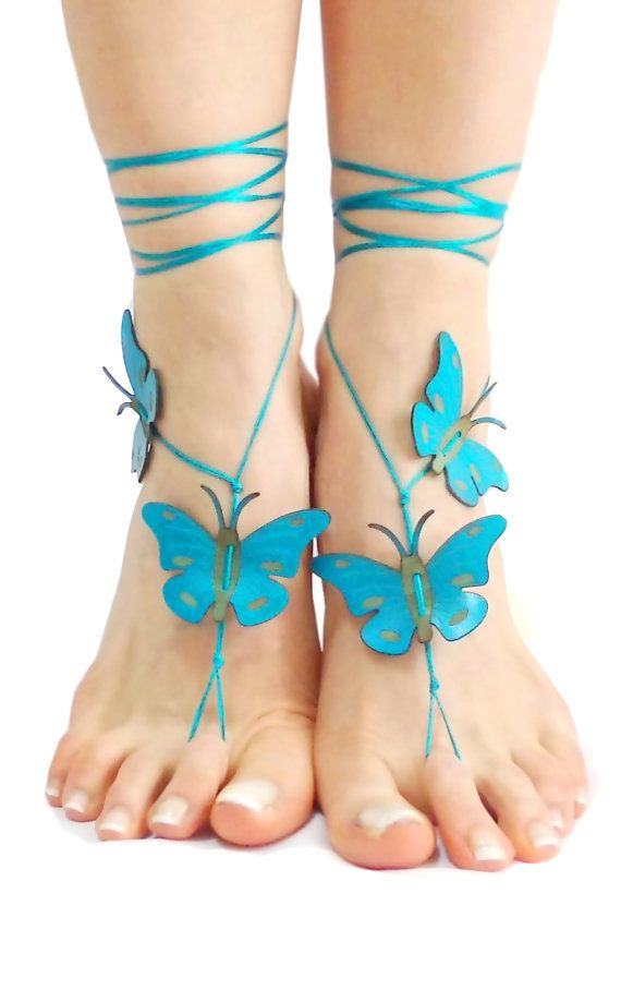 Босые сандалии с бабочками.
