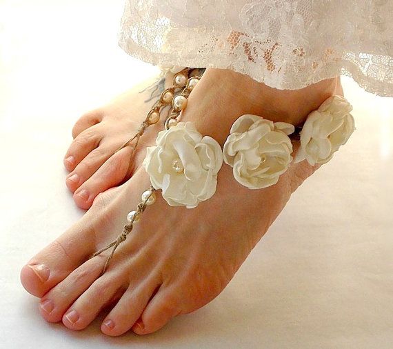 Босые сандалии свадебные с цветами из ткани.