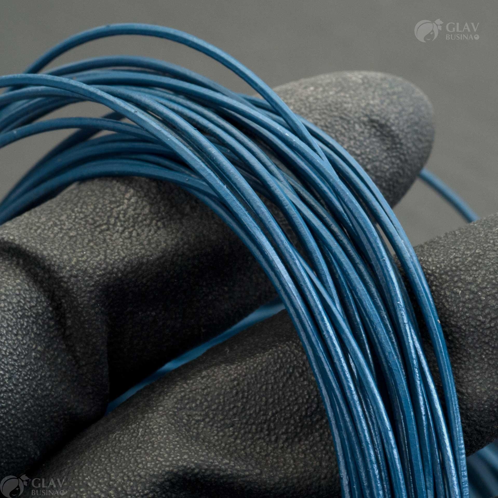 Глянцевый круглый шнур из натуральной кожи темно-синего цвета, толщина 1 мм, продается на метраж для изготовления кулонов и браслетов, качественный и экономичный.