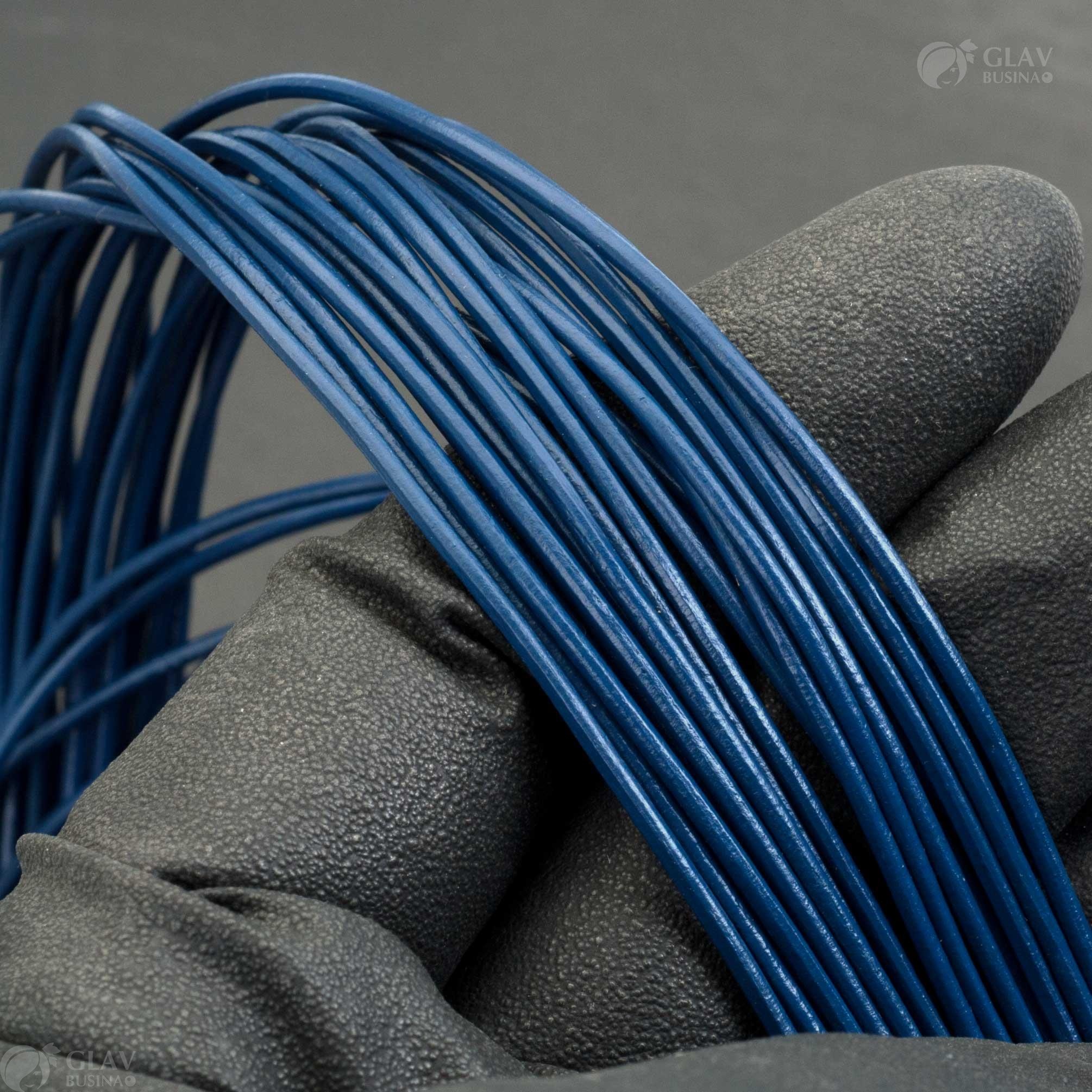 Глянцевый круглый шнур из натуральной кожи темно-синего цвета толщиной 1.5мм, продается метражом для изготовления кулонов и браслетов.