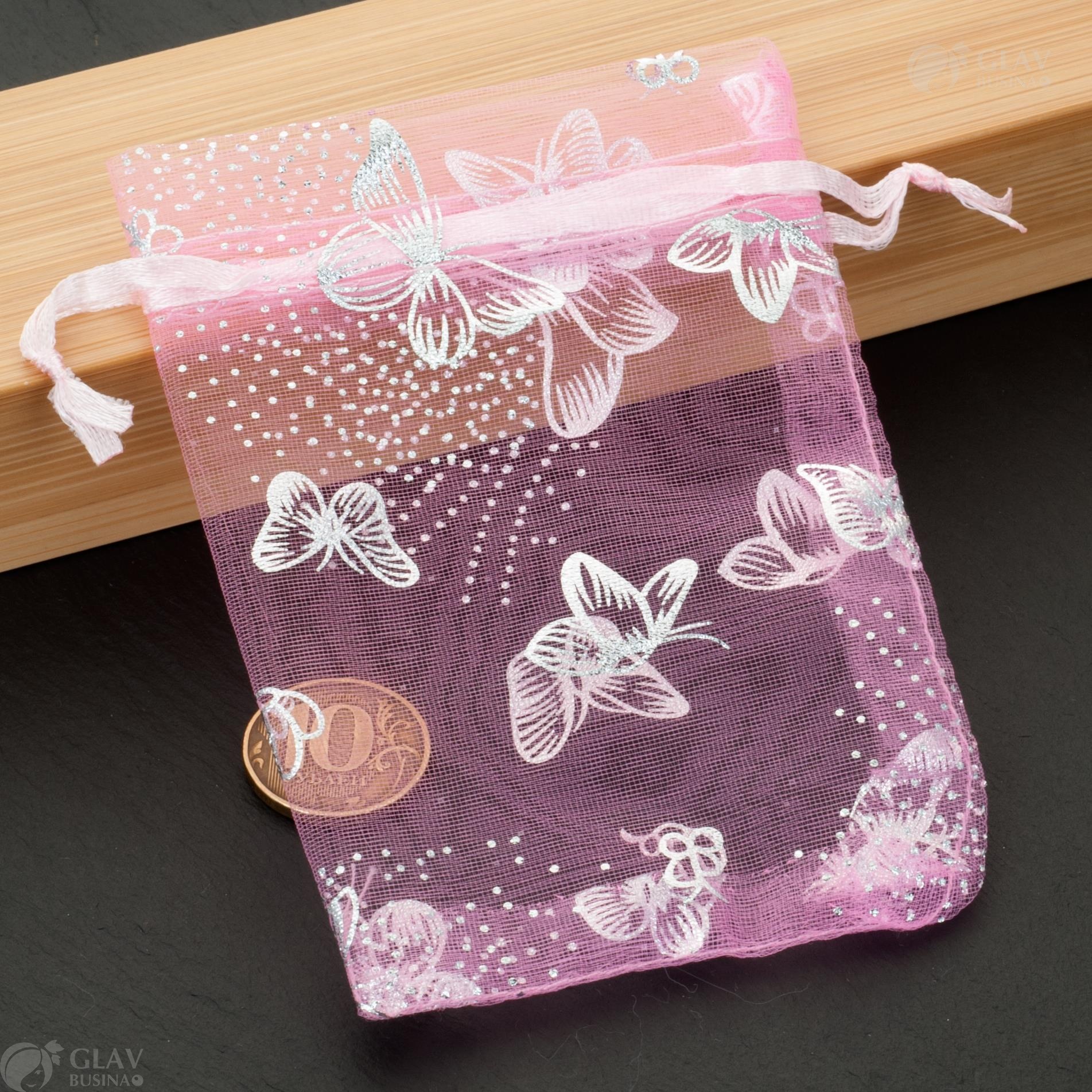 Розовые мешочки из органзы с серебристыми бабочками, размер 8х11 см, для упаковки подарков или украшений.
