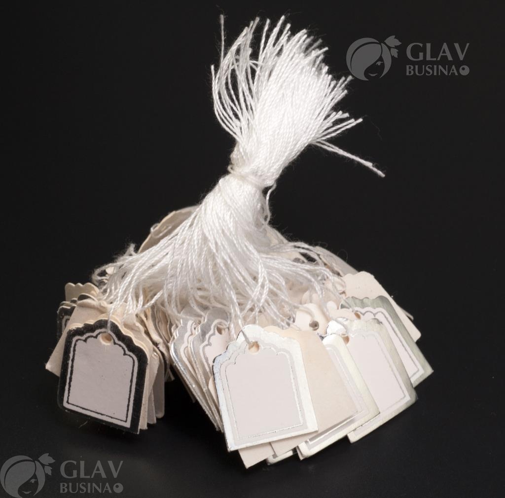Белые бумажные ценники для украшений с серебристой рамкой, размер 23x18 мм, висят на нитке.