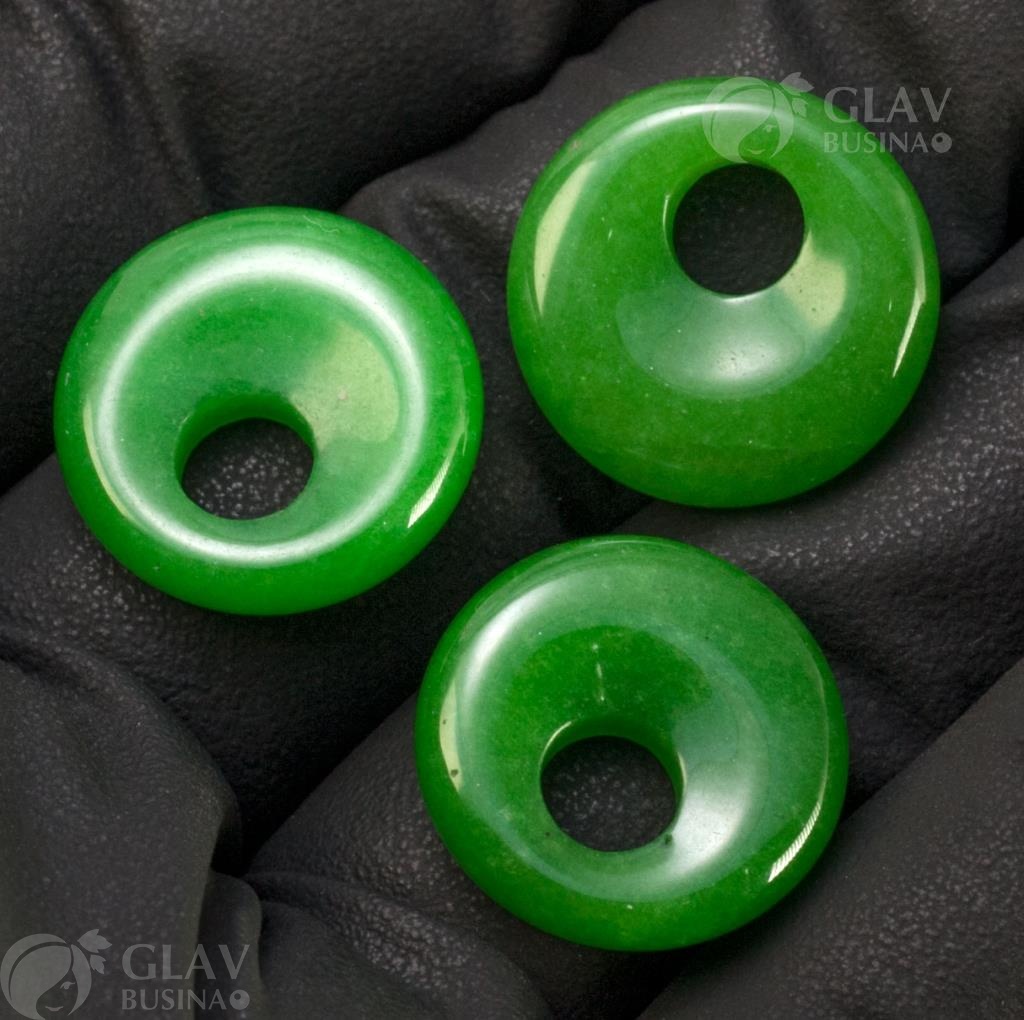 Зеленые нефритовые бусины-бублики, размером 18x6 мм с отверстием 5.8 мм, полированные для создания украшений.