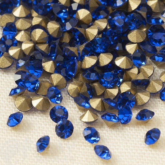 Стразы ювелирные синего цвета, изготовленные из хрусталя, диаметром 2.3мм (ss7). Цена за 40 штук.
