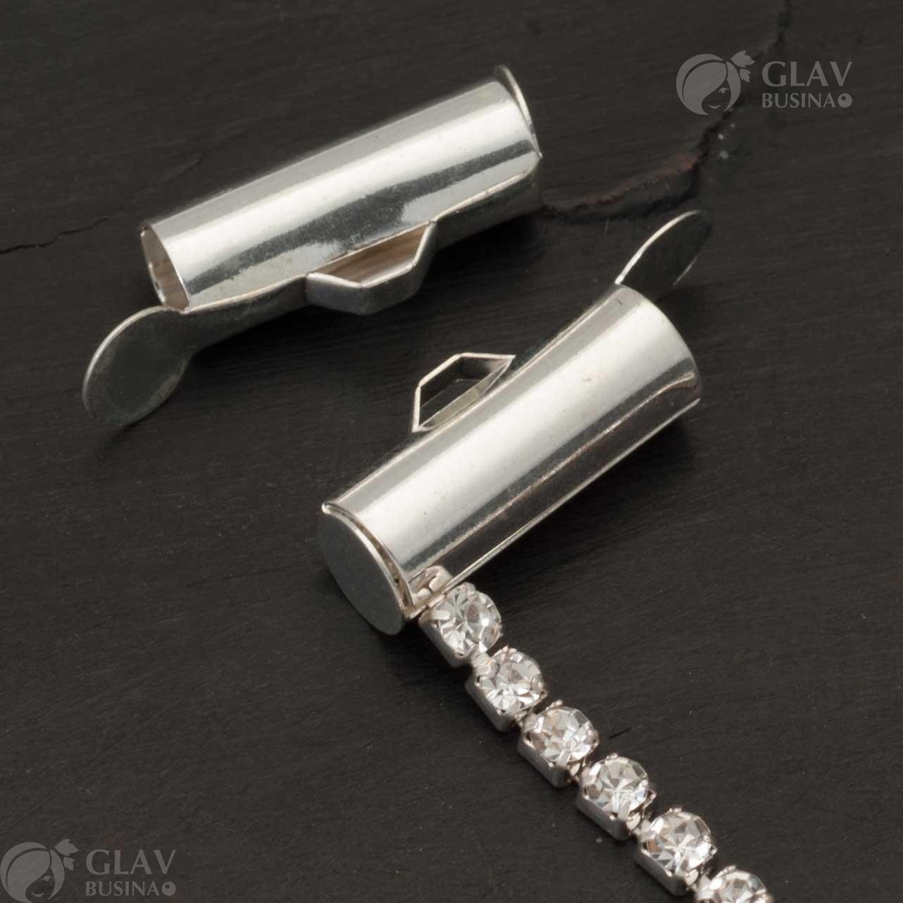 Концевики-трубочки для стразовой цепочки из латуни размером 13х4мм с отверстием 1х2.5мм, окрашены в серебряный цвет. Идеальное решение для создания надежных и качественных украшений.