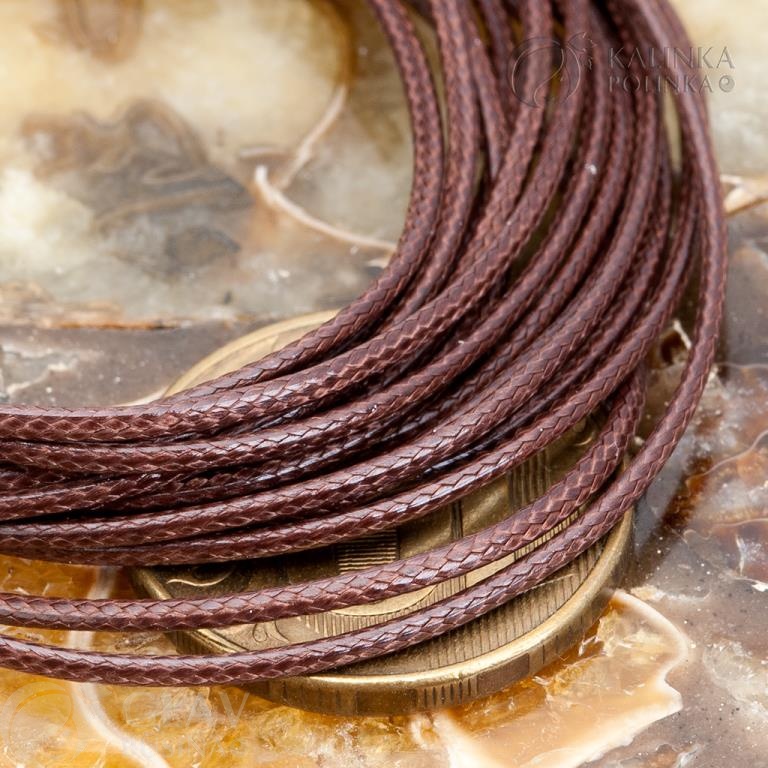 Глянцевый коричневый вощеный полиэстровый шнур 1мм, текстура под змеиную кожу, износостойкий и идеально ровный.