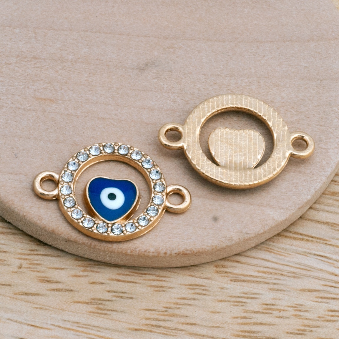 Коннектор из бижутерного сплава, Кольцо с синим глазом в форме сердца внутри, 15х22х3мм, отв-я 2мм, цвет золото.