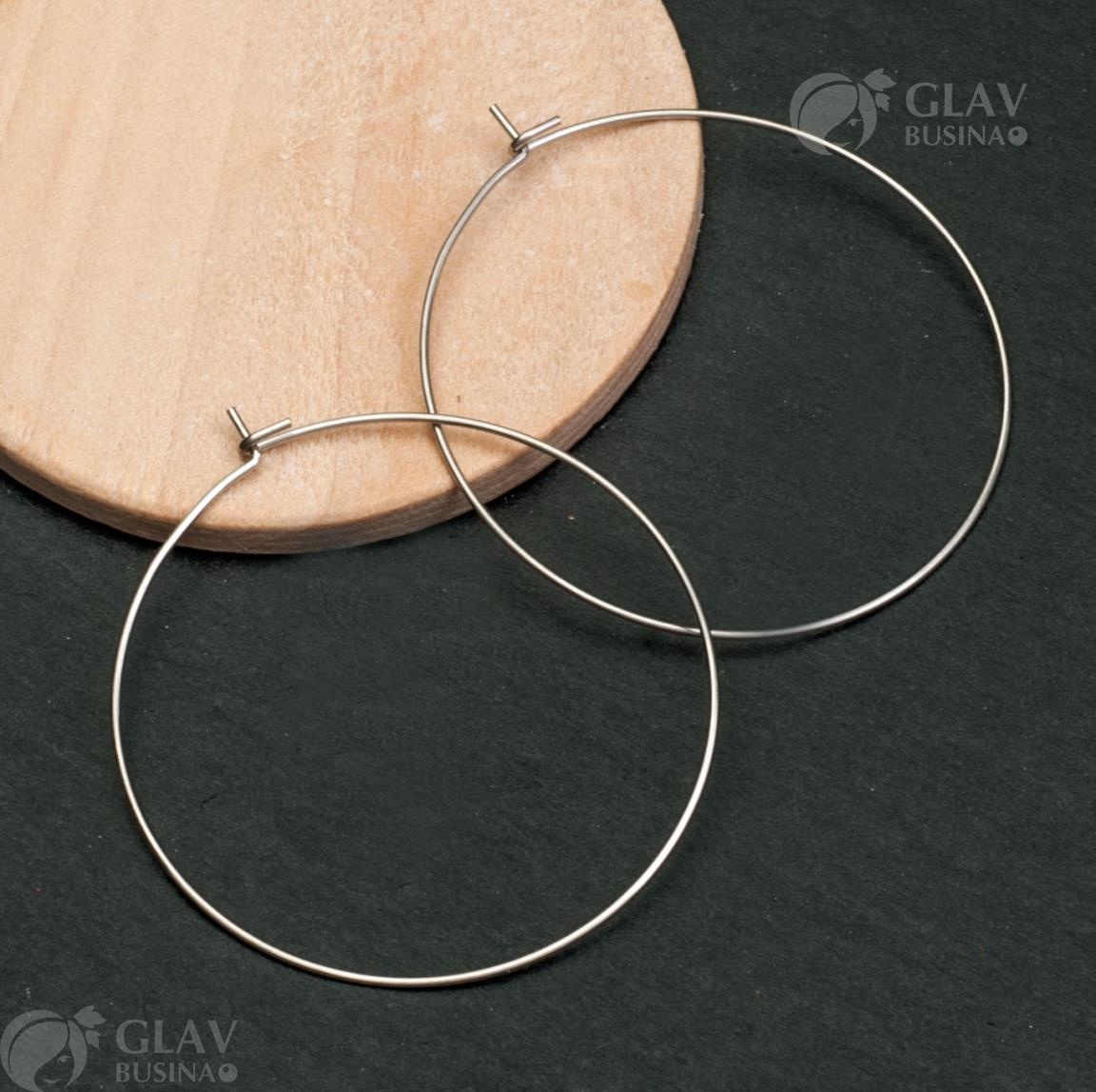 Серьги-кольца из хирургической стали, диаметр 40мм, толщина 0.7мм. Прочные и долговечные, не требуют особого ухода. Защитите их от царапин, чтобы сохранить их привлекательный вид на протяжении всего срока службы.