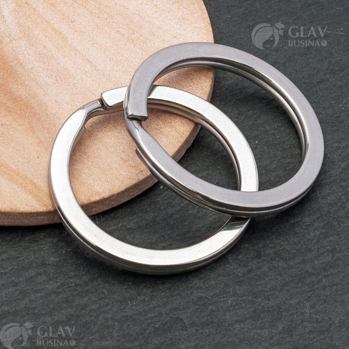 Привлекательное кольцо для ключей из полированной нержавеющей стали, размером 28х2.8х2.4мм. Срок службы неограничен. Идеальное решение для организации ключей. Бережно сохраняет от царапин, сохраняя их в идеальном состоянии.