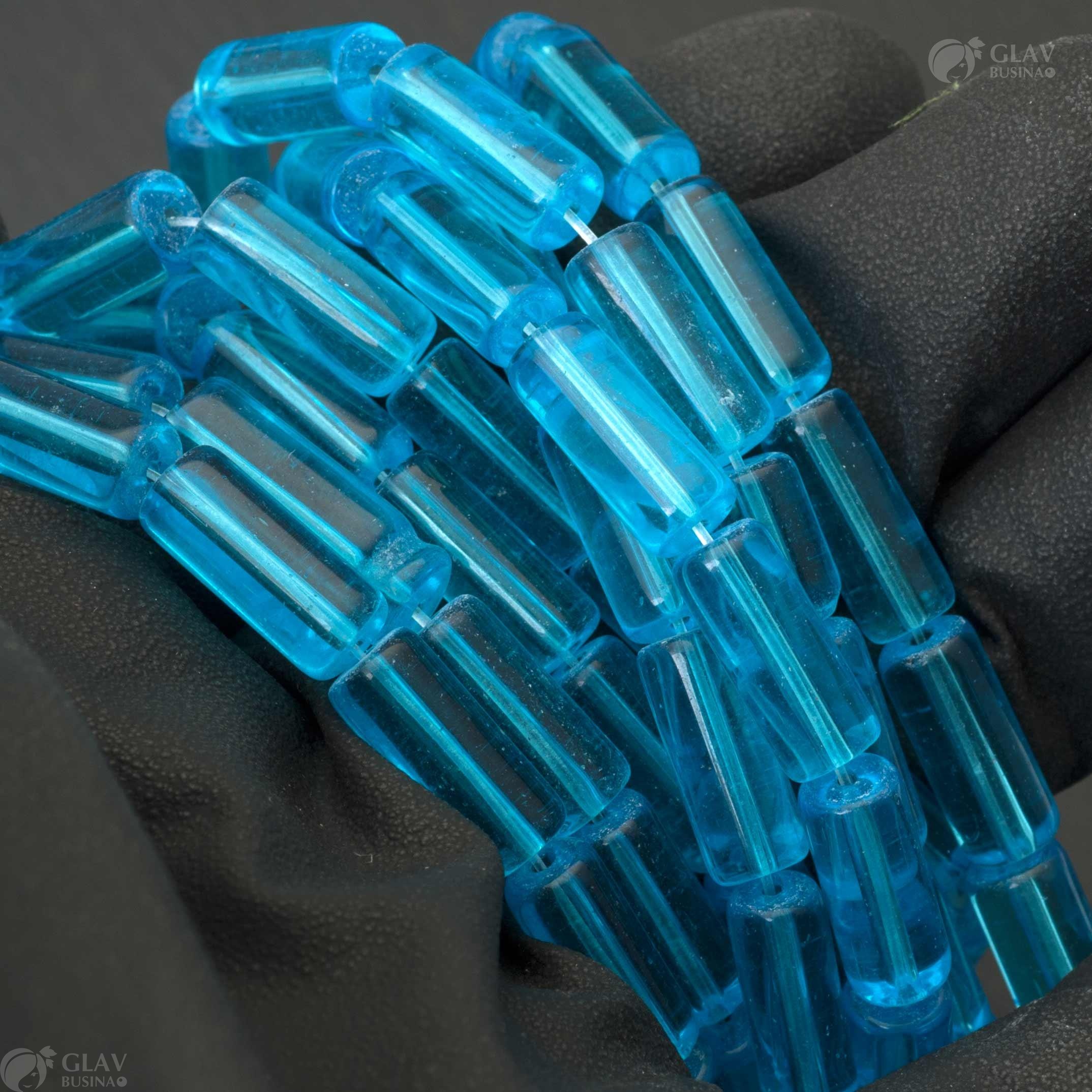 Бусины-цилиндры из голубого стекла, размером 15х6мм и отверстием диаметром 1мм. Идеальны для создания украшений и акцентов в ручной работе.