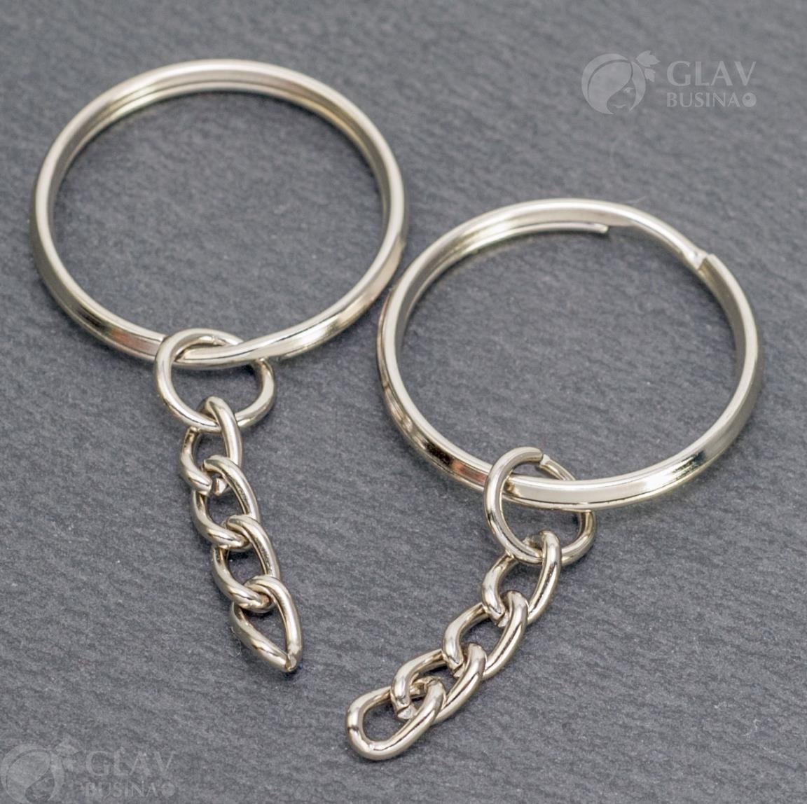 Ключевые кольца с цепочкой, размер 25х2.6х1.5мм, цепочка 7х4.5х1.2мм, длина 28мм, изготовлены из прочного железа, цвет платина. Идеальное решение для надежного хранения ваших ключей.
