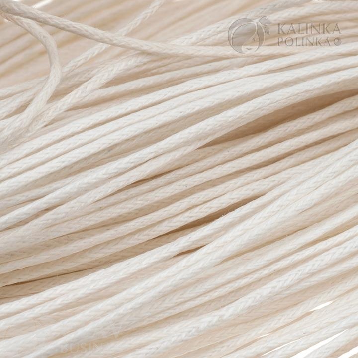 Шнур вощеный хлопковый, натуральный белый, 0.8-1.2 мм, средняя толщина 1 мм, видны крупные волокна, подчеркивающие естественность материала.