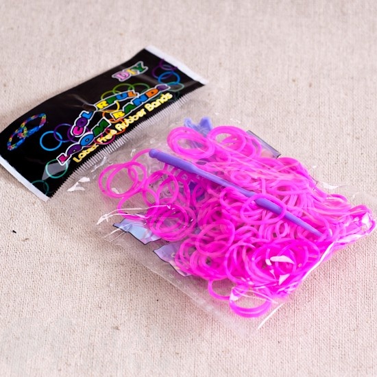 Набор Rainbow Loom с ярко-розовыми резинками, 200 штук: надежные и качественные инструменты для создания удивительных украшений.