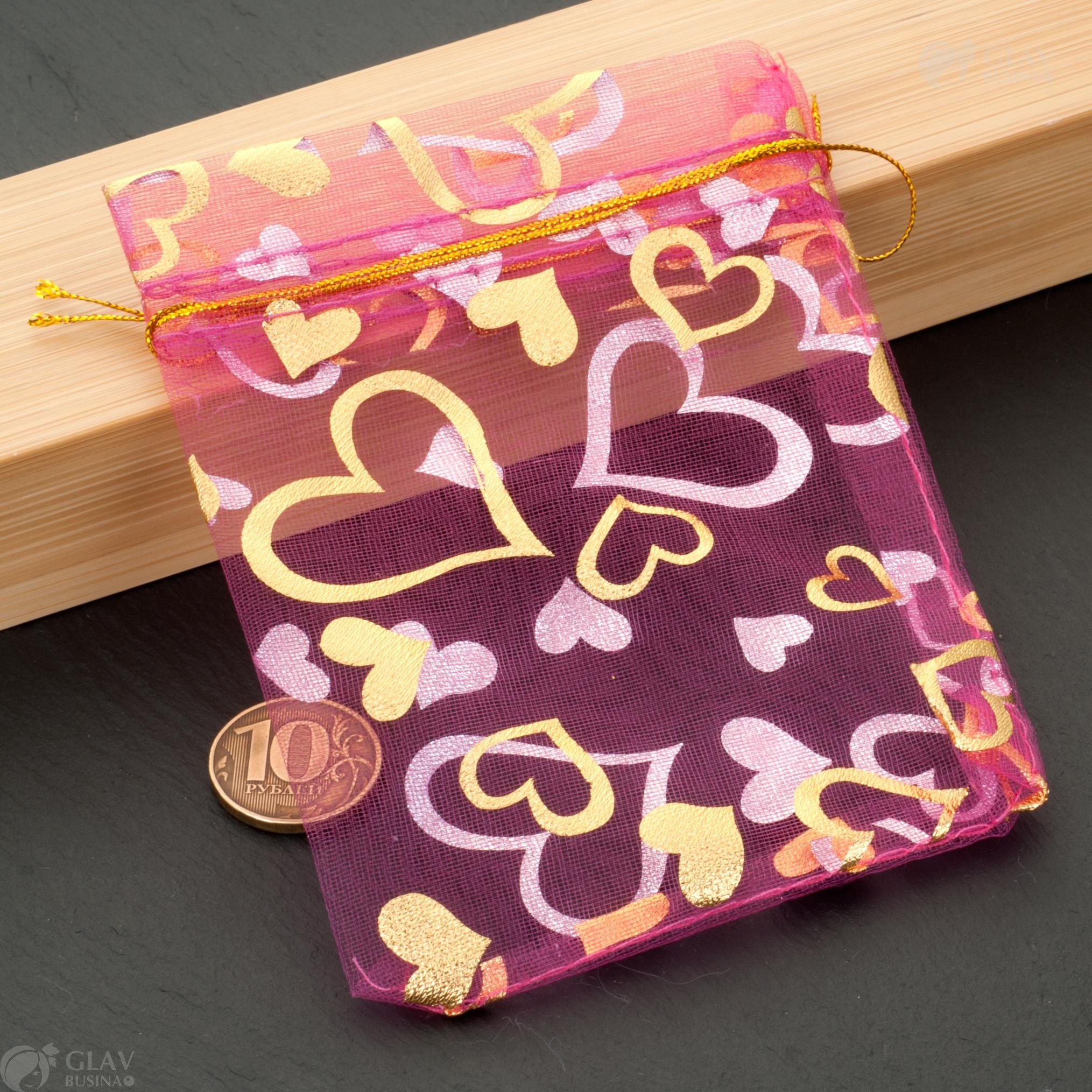Ярко-розовые органзовые мешочки с золотыми сердечками, размером 9x12 см, идеальны для подарков или украшений.